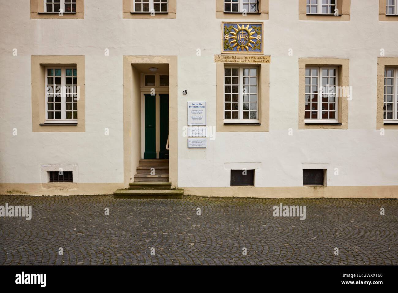 Façade d'un bâtiment historique avec des fenêtres blanches et un blason familial coloré dans la vieille ville de Warendorf, quartier de Warendorf, Nord Banque D'Images