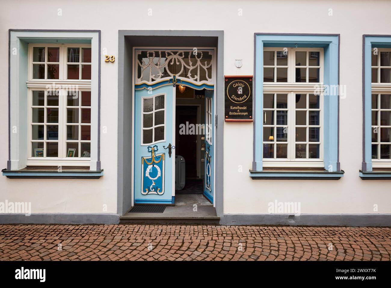 Magnifique entrée avec bleu, porte d'entrée décorée pour le commerce d'art et les restaurations de la galerie Sternberg à Warendorf, quartier de Banque D'Images