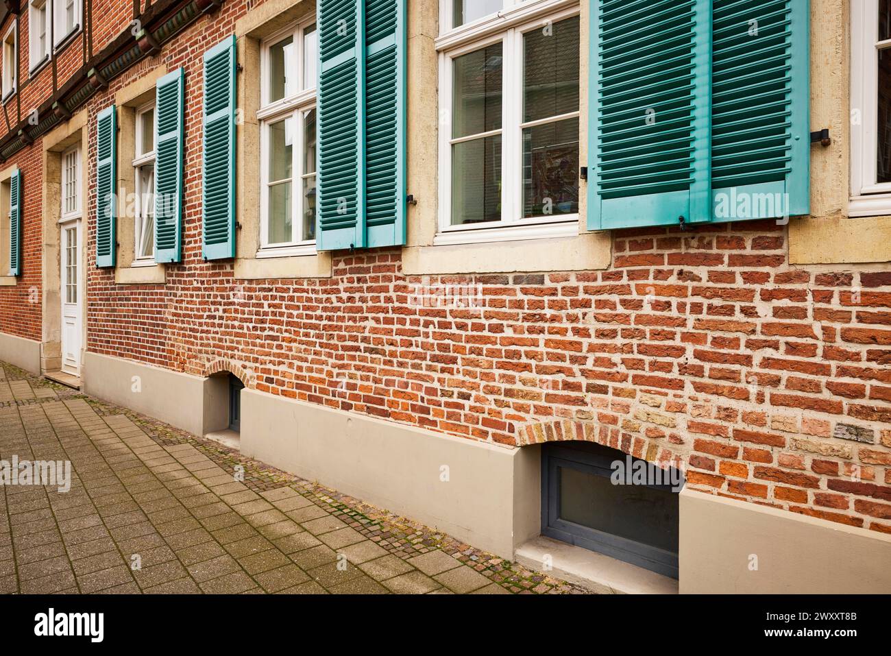 Fenêtres avec volets bleu-vert sur une maison en brique à Warendorf, quartier de Warendorf, Rhénanie du Nord-Westphalie, Allemagne Banque D'Images