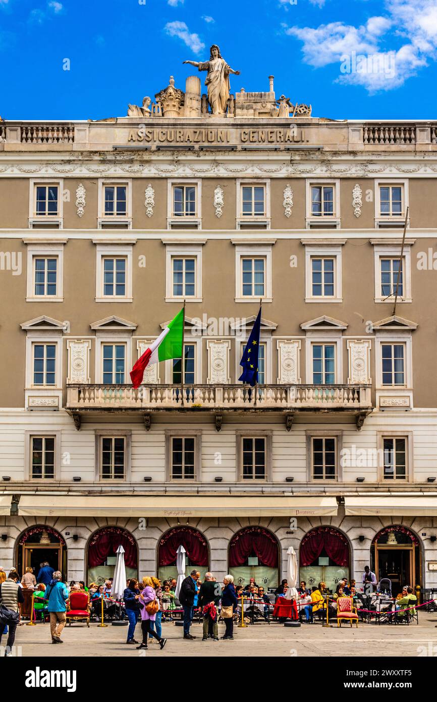Casa Stratti avec le célèbre café Caffe degli Specchi, classicisme, Piazza UNITA d'Italia au coeur de la ville, est entouré sur trois Banque D'Images