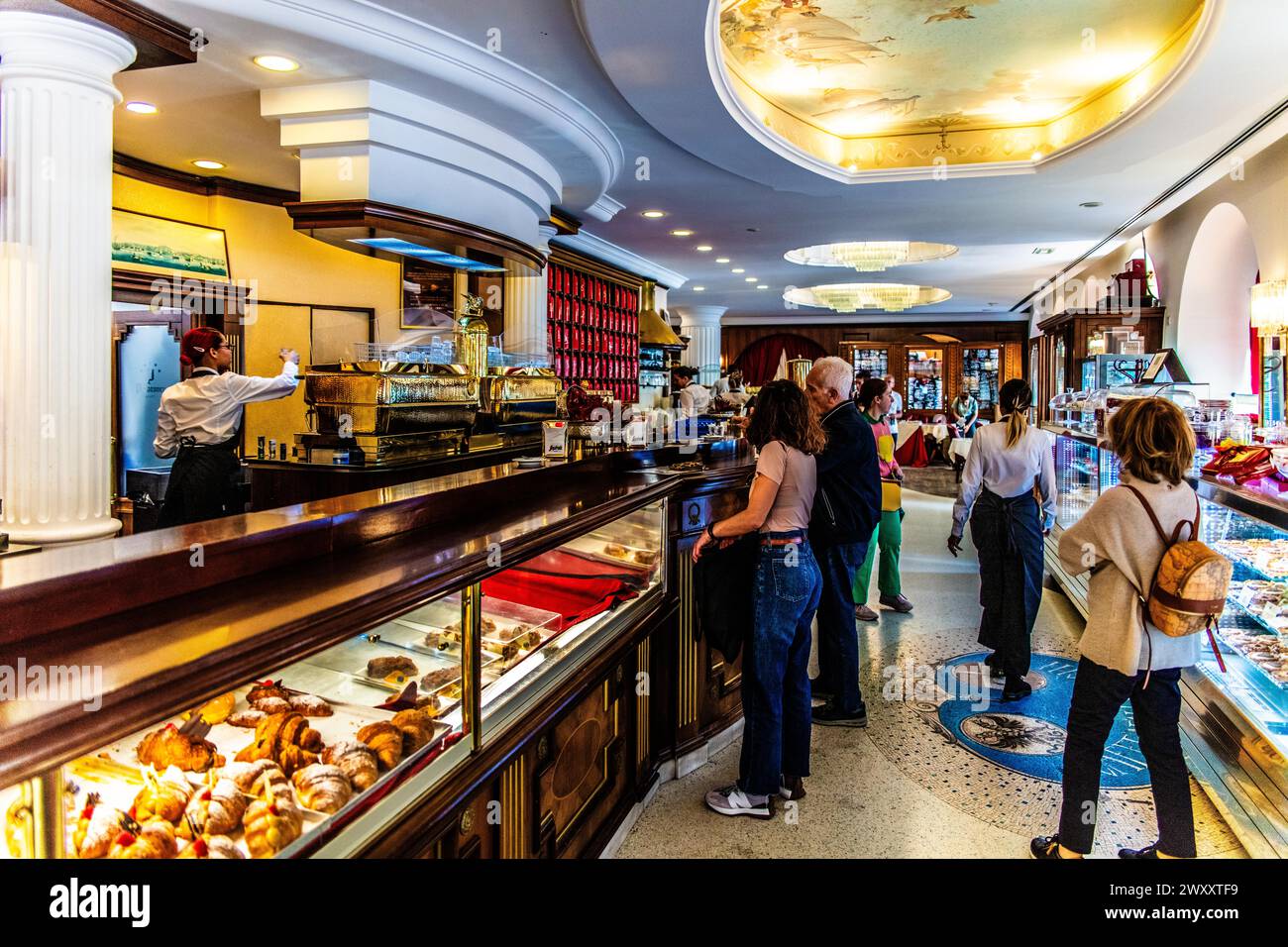 Casa Stratti avec le célèbre café Caffe degli Specchi, classicisme, Piazza UNITA d'Italia au coeur de la ville, est entouré sur trois Banque D'Images