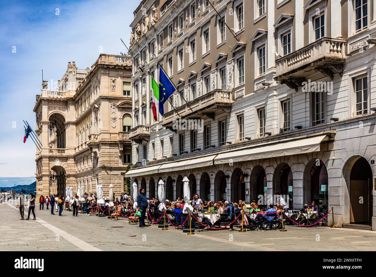 Casa Stratti avec le célèbre café Caffe degli Specchi, classicisme, Piazza UNITA d'Italia au coeur de la ville, est entouré sur trois Banque D'Images