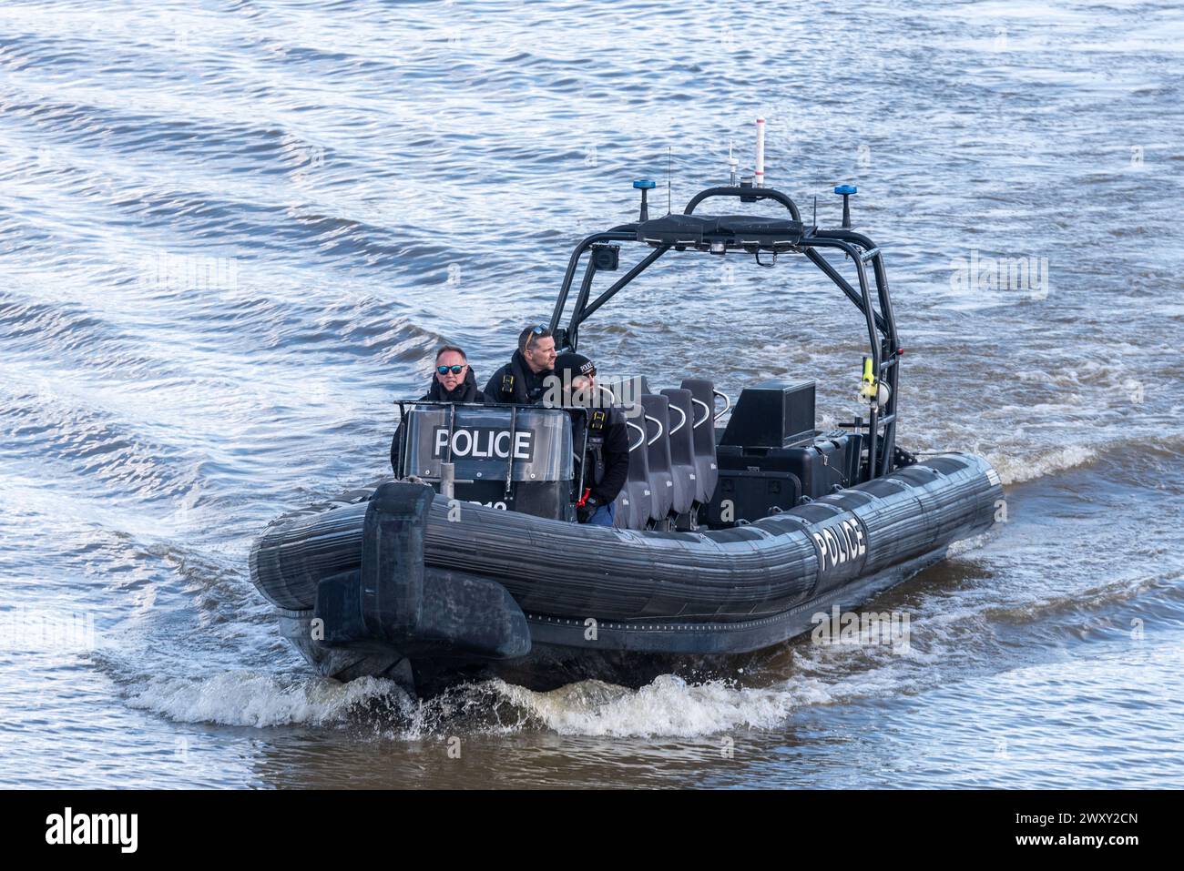 Navire de sécurité de la police à l'University Boat Race sur la Tamise près de l'arrivée à Chiswick Bridge, Londres, Royaume-Uni. Bateau pneumatique rigide MPU Banque D'Images