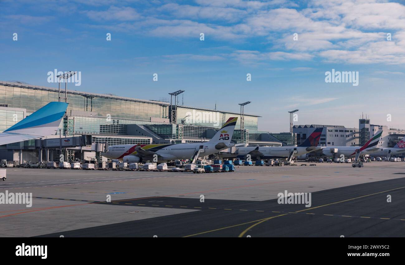 Allemagne, Hesse, Francfort - 17 mars 2024. La vue depuis l'avion de roulage après un atterrissage en toute sécurité à Francfort. Aéronef se tenant à proximité du terminal 1A. Banque D'Images