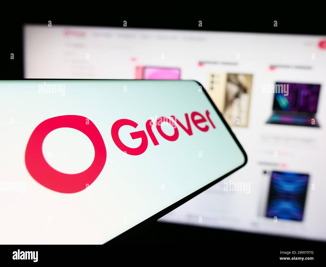 Smartphone avec logo de la société allemande de location d'électronique grand public Grover devant le site Web de l'entreprise. Mettez l'accent sur le centre-gauche de l'écran du téléphone. Banque D'Images