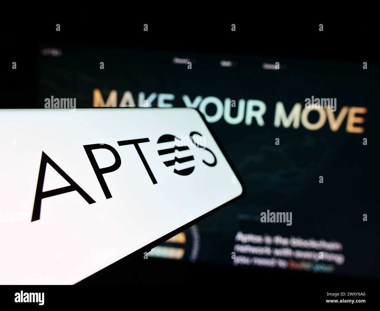 Smartphone avec logo de l'organisation de développement de protocole Aptos Foundation devant le site Web. Mettez l'accent sur le centre-gauche de l'écran du téléphone. Banque D'Images