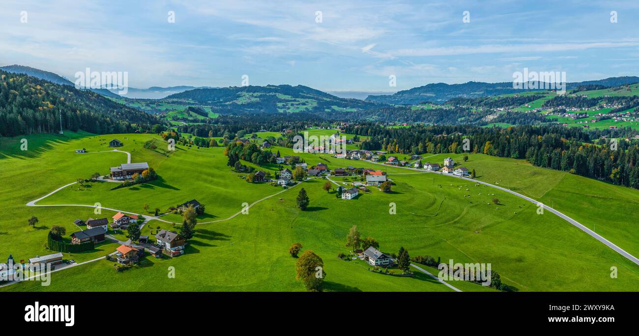 Vue aérienne du village de Krumbach dans le Vorderer Bregenzerwald dans le Vorarlberg Banque D'Images