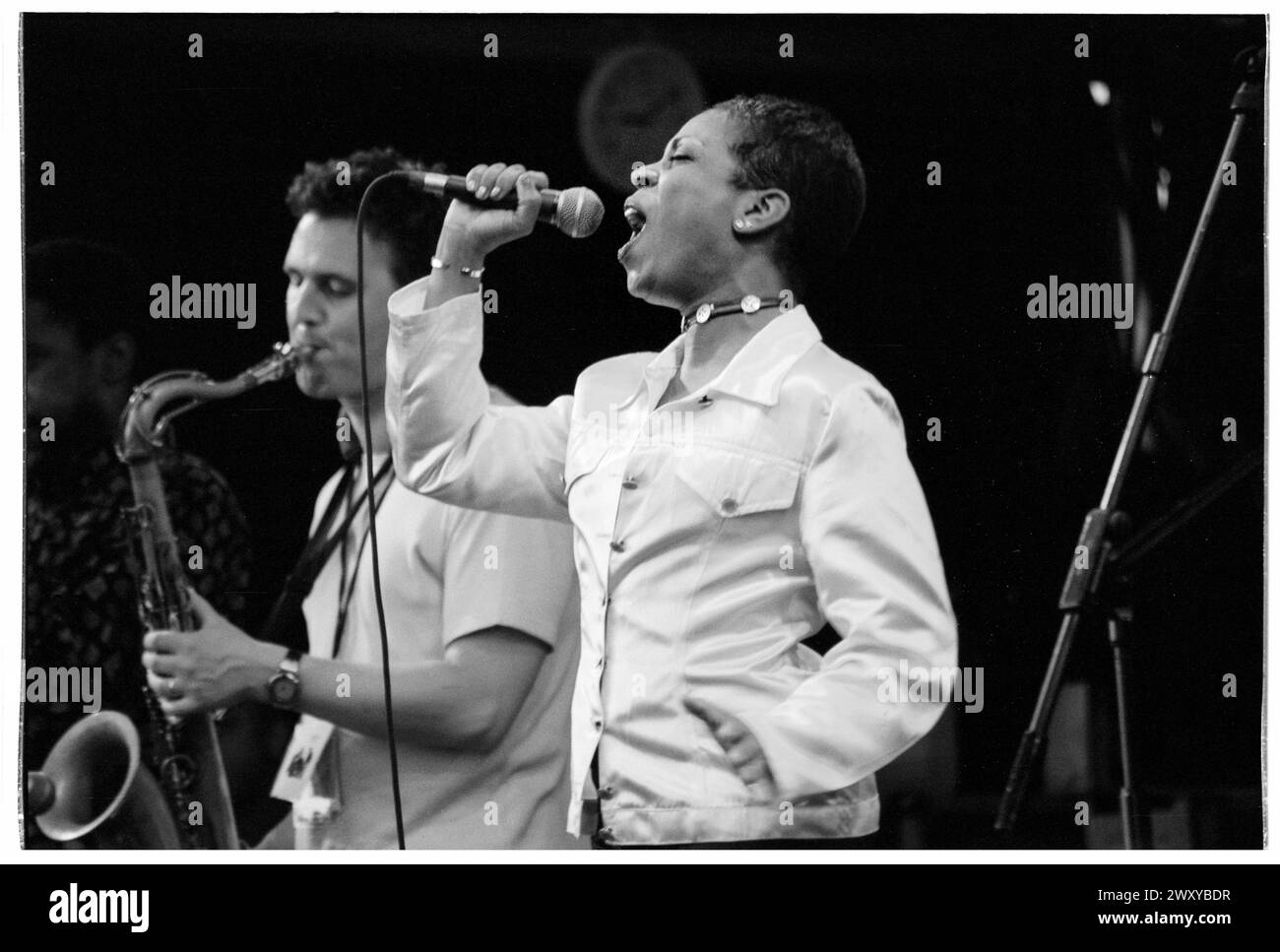 INCOGNITO, JAZZ STAGE, GLASTONBURY 1995 : le groupe de soul funk britannique Incognito joue le Jazz Stage au Glastonbury Festival, Pilton Farm, Somerset, Angleterre, 25 juin 1995. En 1995, le festival a célébré son 25e anniversaire. Photo : ROB WATKINS. INFO : incognito, un groupe de jazz acide britannique formé à Londres en 1979, a révolutionné le genre avec leur fusion de jazz, funk, soul et dance Music. Banque D'Images