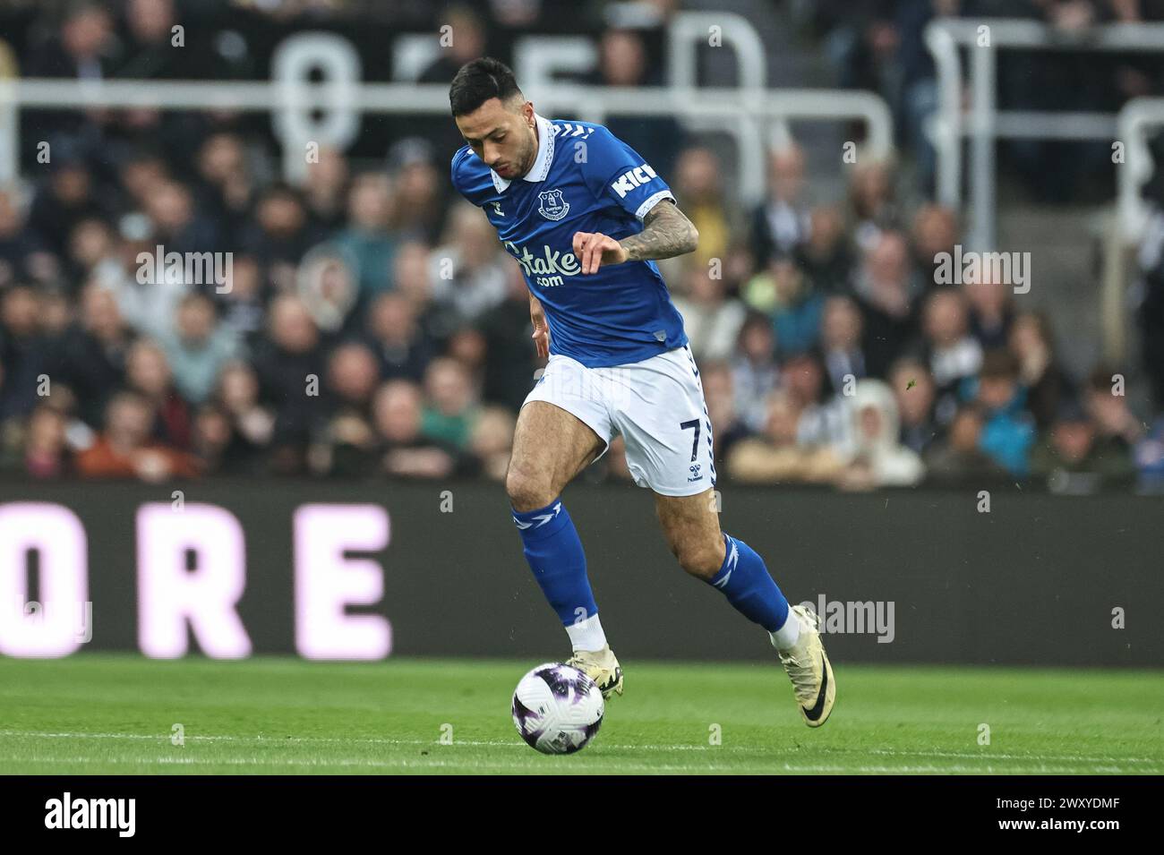 Newcastle, Royaume-Uni. 02 avril 2024. Dwight McNeil d'Everton avec le ballon lors du match de premier League Newcastle United vs Everton à préparé James's Park, Newcastle, Royaume-Uni, 2 avril 2024 (photo Mark Cosgrove/News images) à Newcastle, Royaume-Uni le 4/2/2024. (Photo de Mark Cosgrove/News images/SIPA USA) crédit : SIPA USA/Alamy Live News Banque D'Images