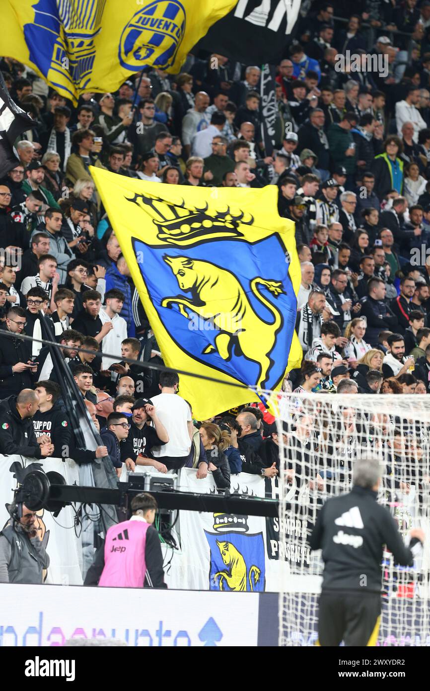 Les fans de la Juventus lors du match de la Coppa Italia entre la Juventus FC et le SS Lazio au stade Allianz le 2 avril 2024 à Turin, en Italie. Banque D'Images