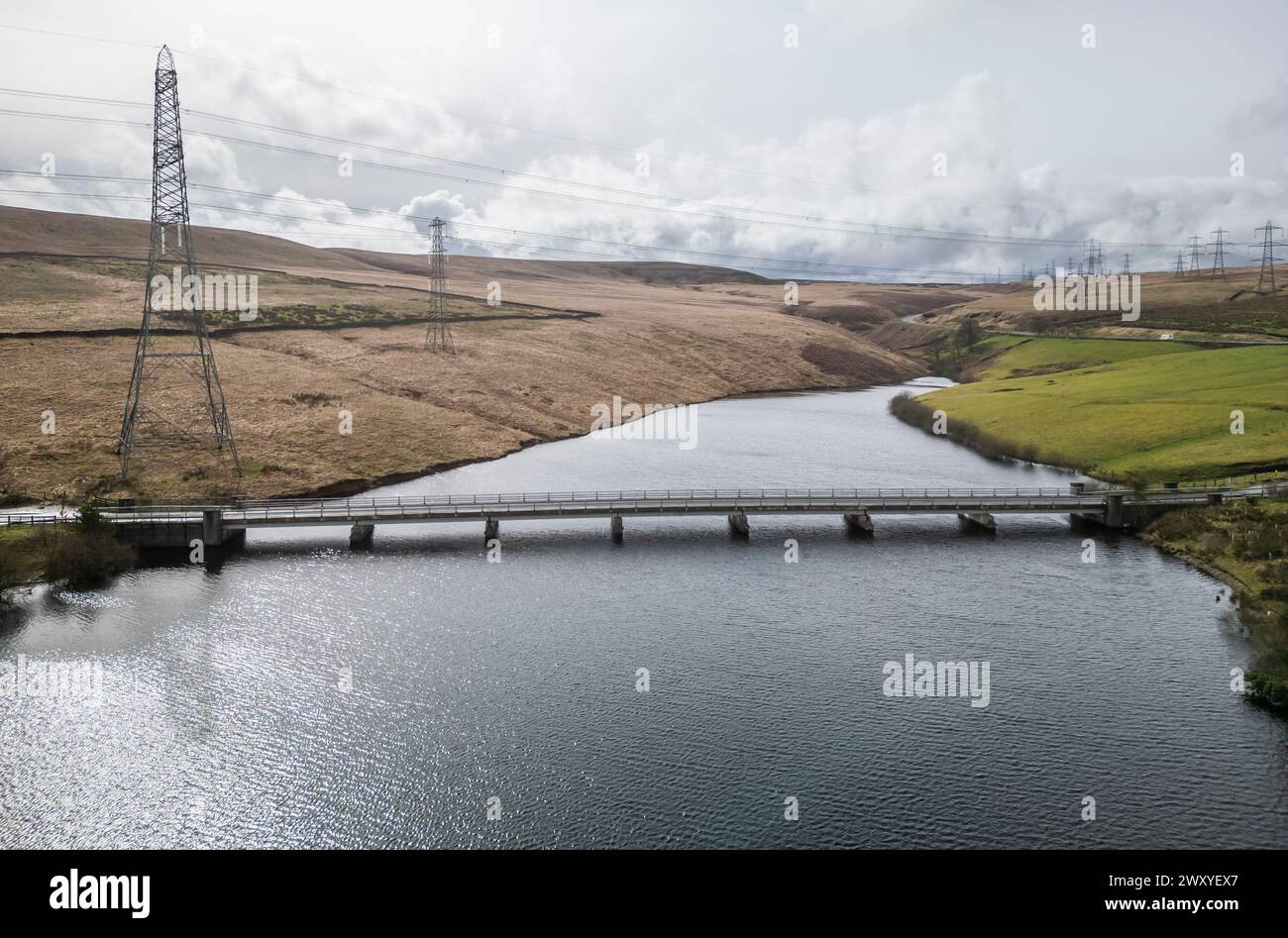 Vue générale du réservoir Baitings près de Ripponden dans les Pennines du West Yorkshire. Date de la photo : mercredi 27 mars 2024. Banque D'Images