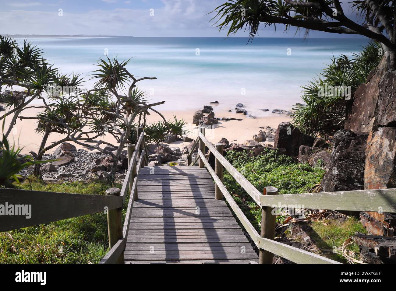 Vieille passerelle en bois menant à Cabarita Beach, Nouvelle-Galles du Sud, Australie Banque D'Images