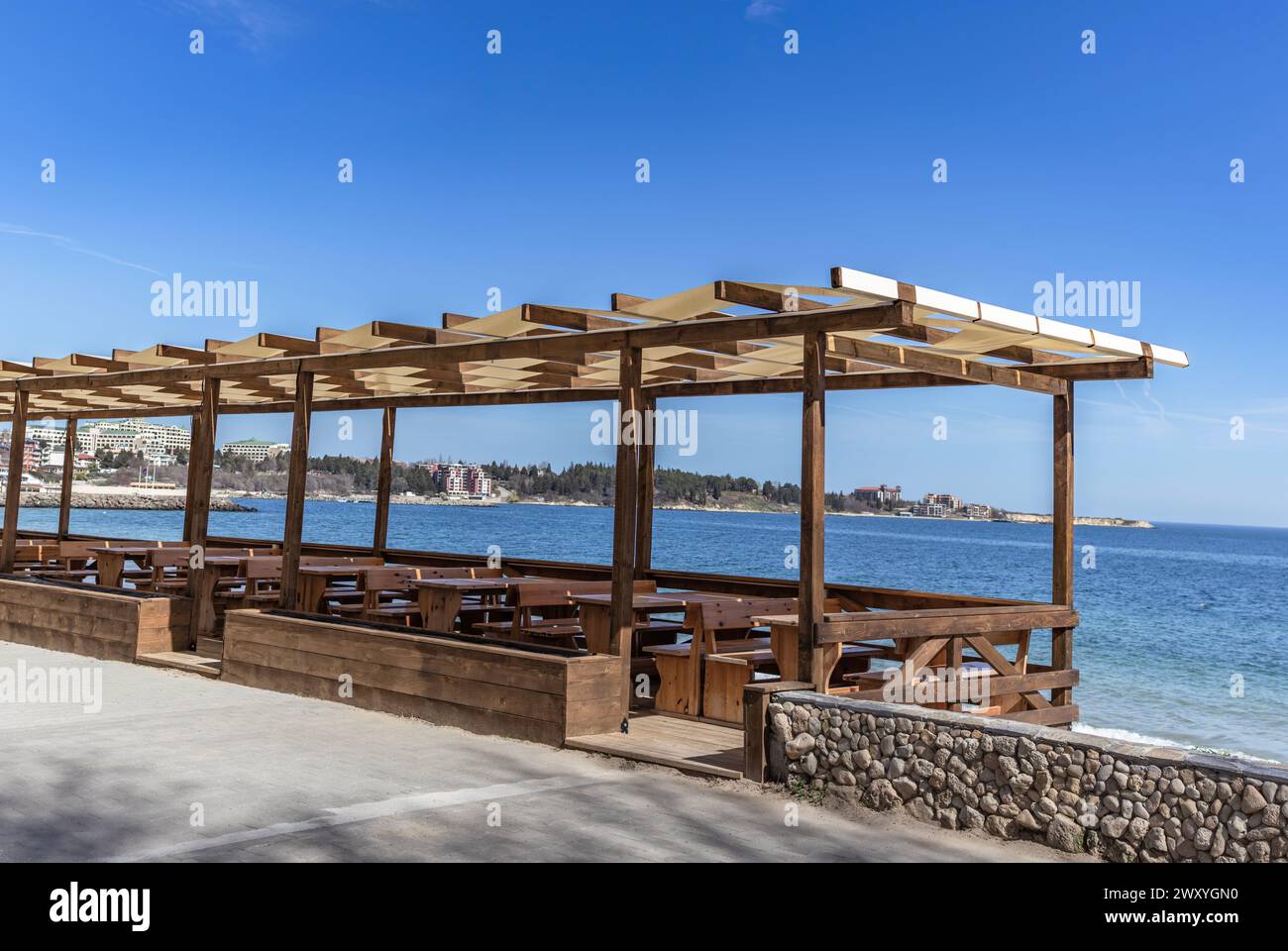 Restaurant sur le bord de mer dans la station balnéaire de Ravda, Bulgarie Banque D'Images