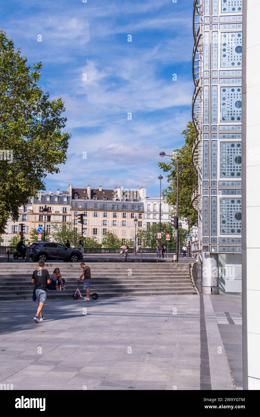 Paris, 4ème arrondissement (arrondissement) : construire des façades le long du quai “quai Betune”, sur l’île fluviale naturelle “ile Saint-Louis”, vue depuis “place Banque D'Images