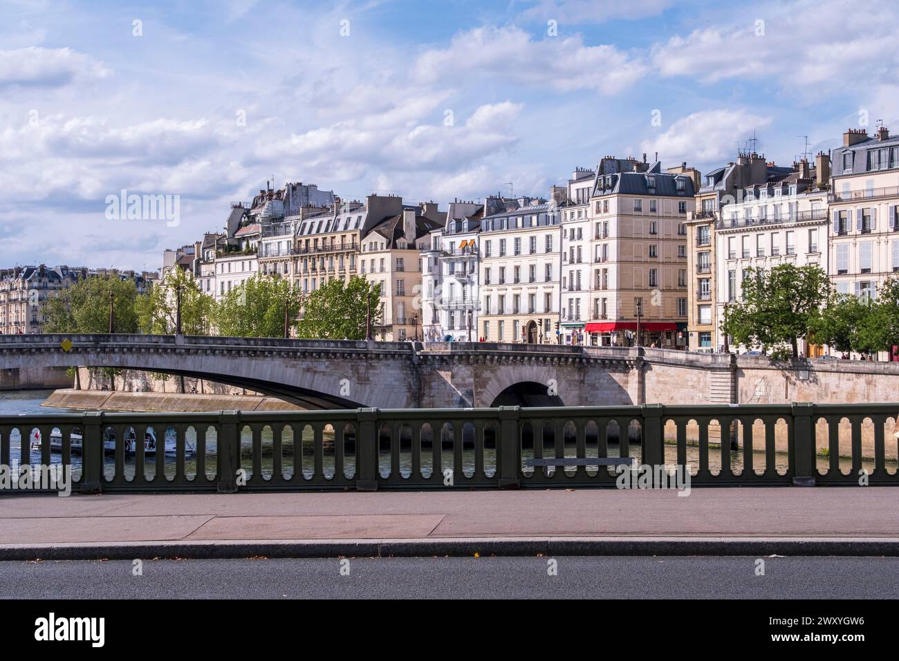 Paris (France) : construire des façades le long du quai « quai Betune » sur l’île fluviale naturelle « ile Saint-Louis », dans le 4ème arrondissement de Paris (arrondissement) Banque D'Images