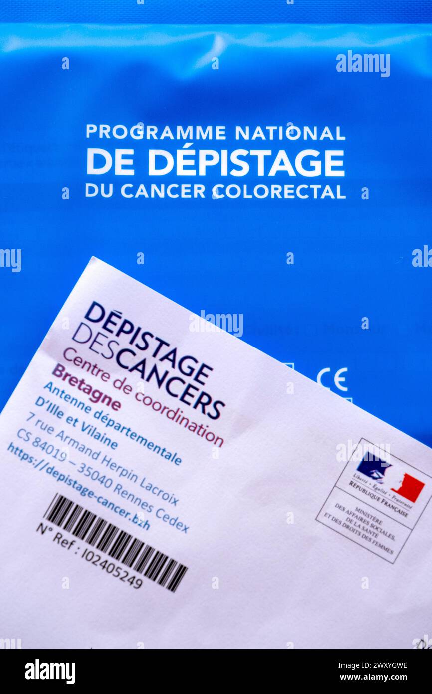 Programme national de dépistage du cancer colorectal : courrier avec kit auto-administré de test de sang occulte fécal. Banque D'Images