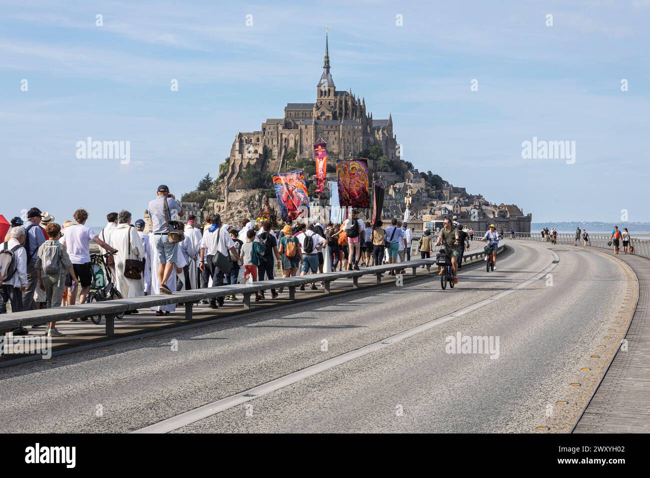 Le Mont Saint-Michel (Normandie, Nord-Ouest de la France), 10 septembre 2023 : pèlerinage, Grande procession dans le cadre des festivités du millénaire Banque D'Images