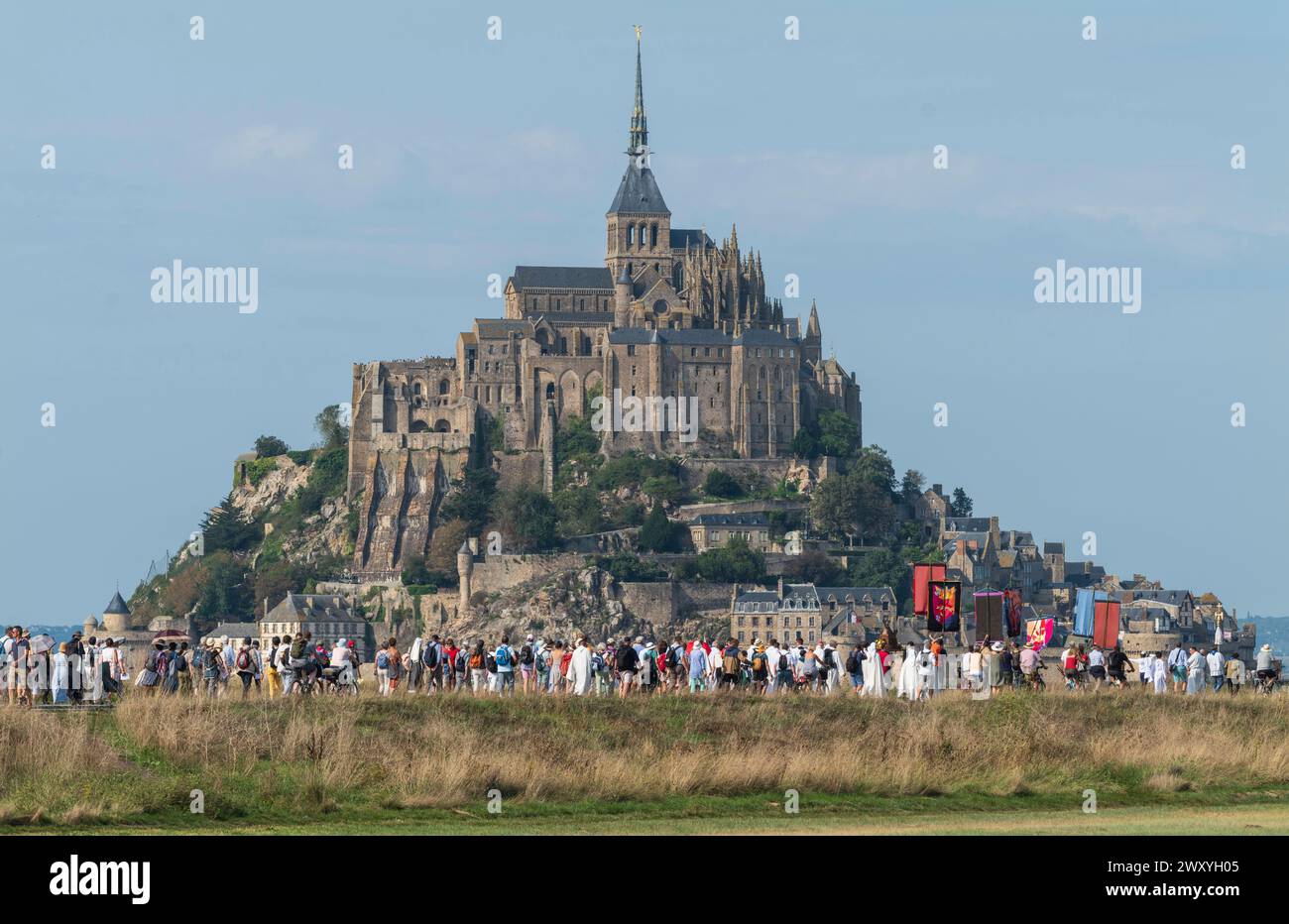 Le Mont Saint-Michel (Normandie, Nord-Ouest de la France), 10 septembre 2023 : pèlerinage, Grande procession dans le cadre des festivités du millénaire Banque D'Images