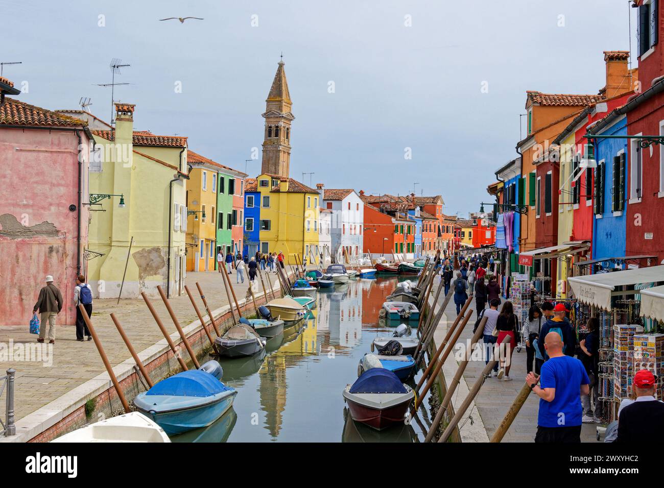 Italie, Venise : canaux et quais de l'île de Murano avec façades de maisons colorées Banque D'Images