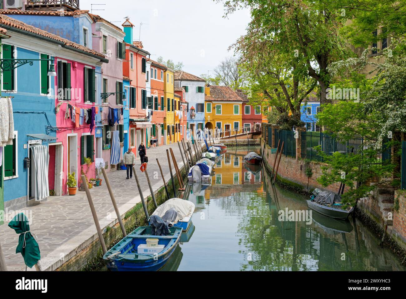 Italie, Venise : canaux et quais de l'île de Murano avec façades de maisons colorées Banque D'Images