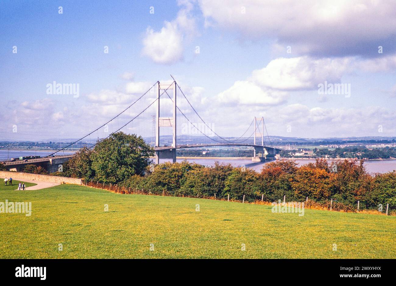 Autoroute M4 maintenant la M48, Severn Bridge traversant Aust services, Gloucestershire, Angleterre UK1975 Banque D'Images