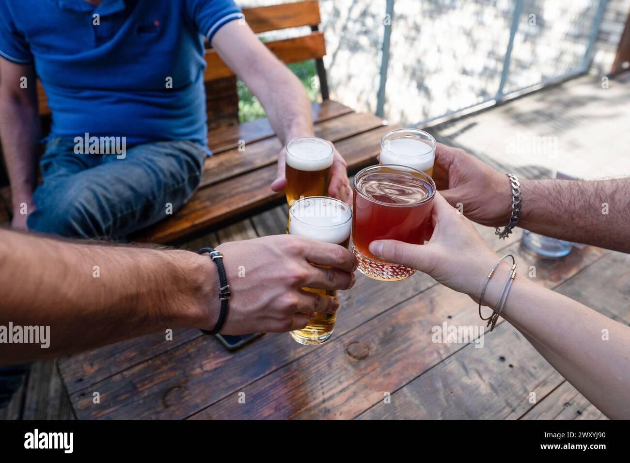 Apéritif, boissons, alcool avec des amis. Quatre amis serrant des lunettes ensemble Banque D'Images