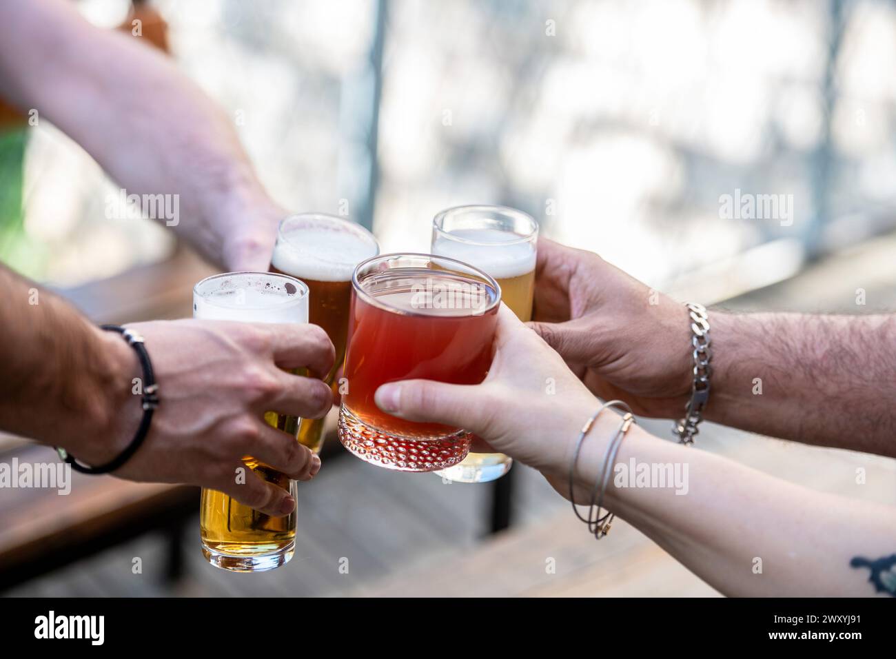 Apéritif, boissons, alcool avec des amis. Quatre amis serrant des lunettes ensemble Banque D'Images