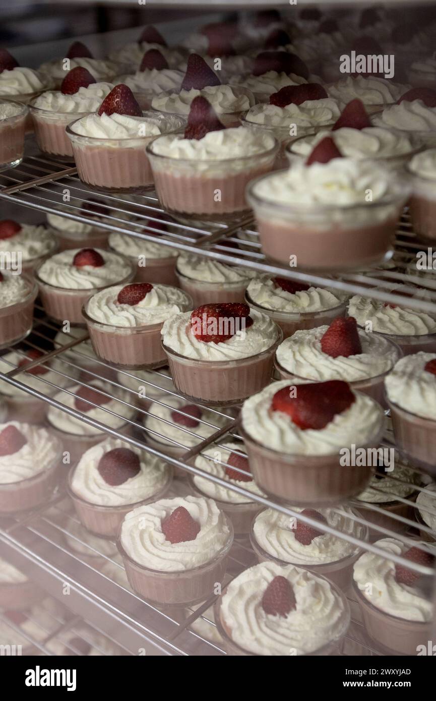 Privas, lycée « collège Bernard de Ventadour » (sud-est de la France) : préparation des repas à la cafétéria de l’école. Desserts Banque D'Images