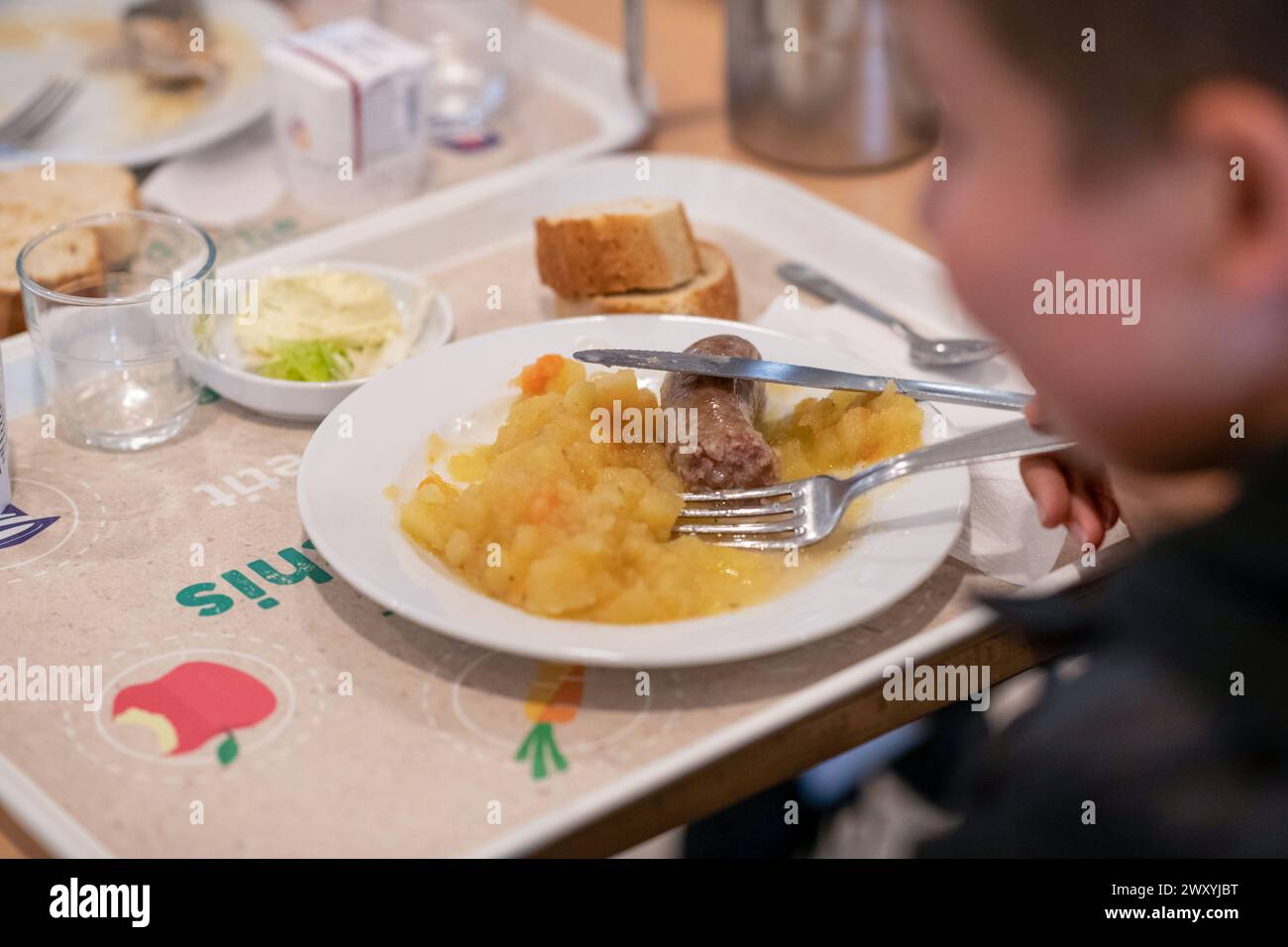Déjeuner à la cantine du collège « collège de la Voulte » (sud-est de la France) : étudiant portant un plateau avec repas Banque D'Images