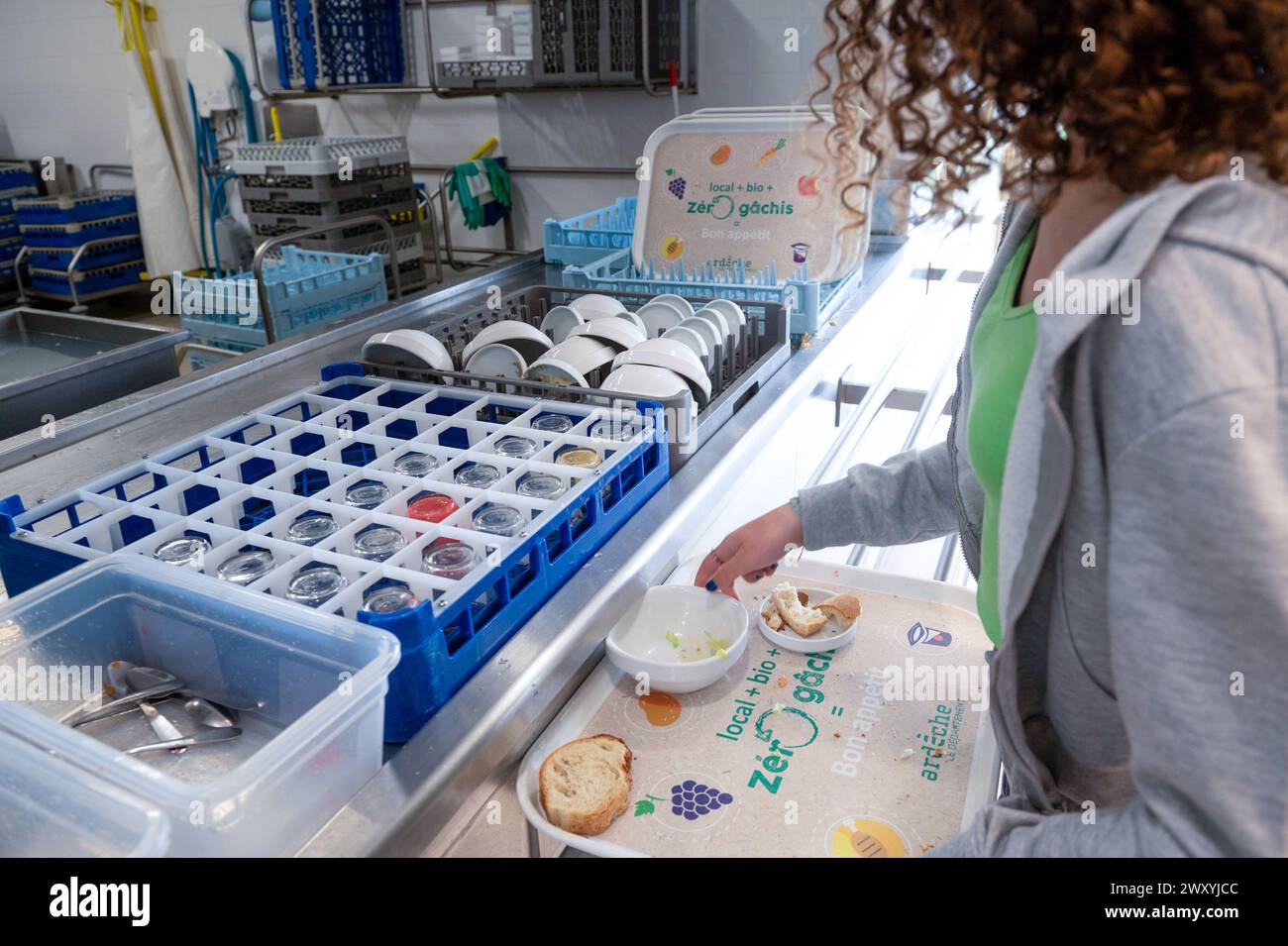 Déjeuner à la cantine du collège de la Voulte (sud-est de la France) : une étudiante vide son plateau Banque D'Images