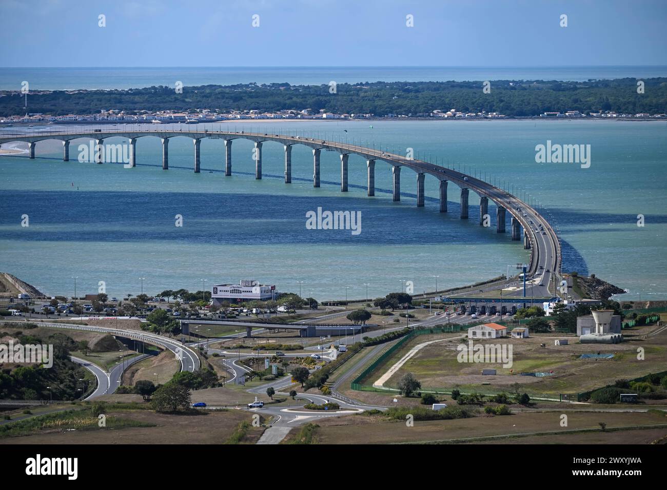 Ile de Re (Ile de Rhône), au large de la côte ouest de la France : vue aérienne du pont, fluidité du trafic sur le pont à péage reliant le continent à l'EI Banque D'Images