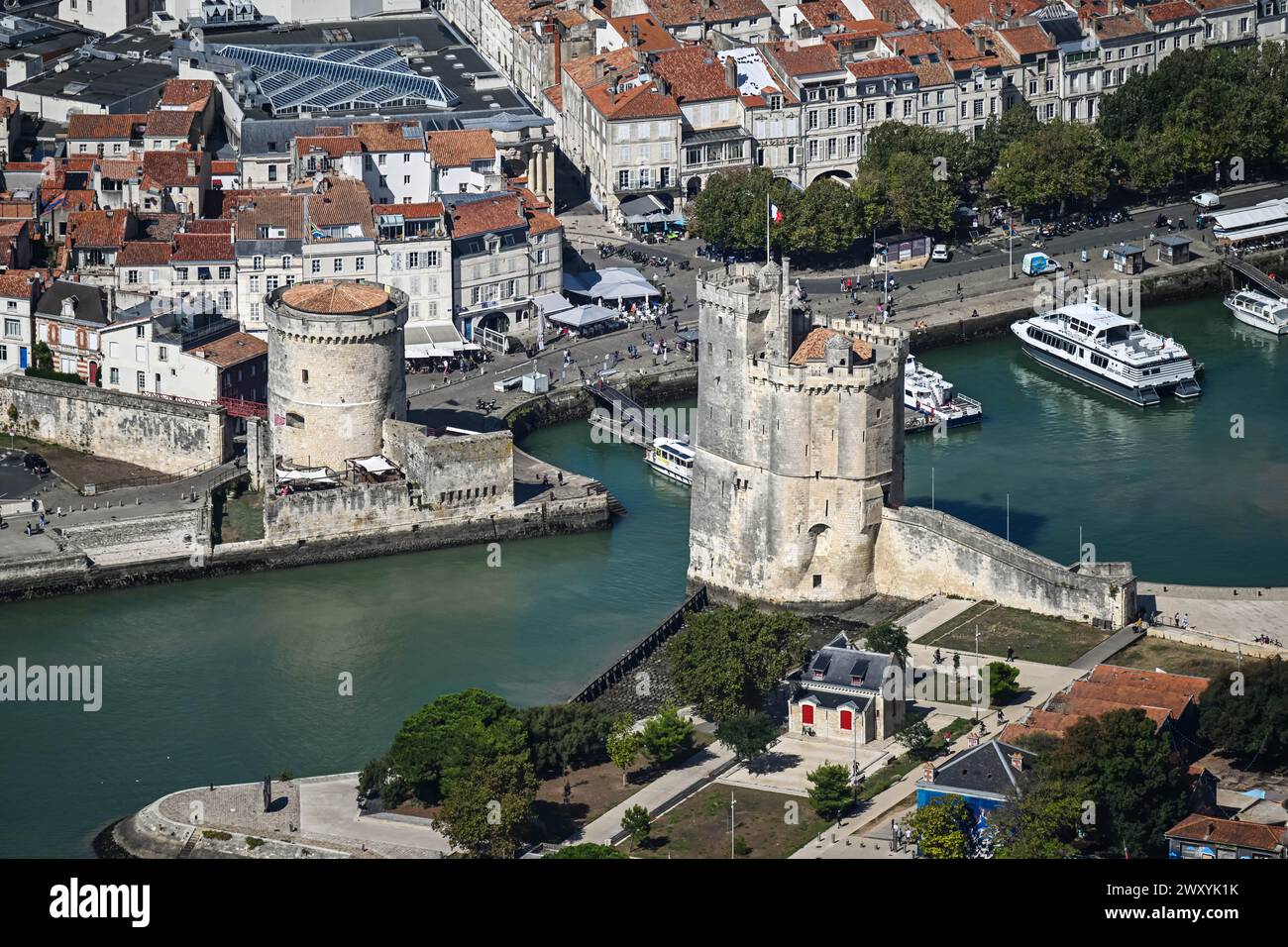 La Rochelle (centre-ouest de la France) : vue aérienne de la ville avec les deux tours « tour de la chaîne » et « tour Saint-Nicolas » à l’entrée du Banque D'Images