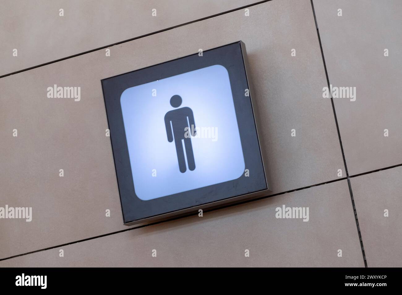 Des hommes de symbole dans une toilette à l'aéroport d'Alicante en Espagne Banque D'Images