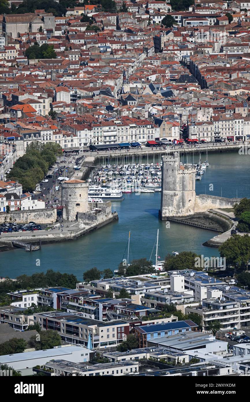 La Rochelle (centre-ouest de la France) : vue aérienne du centre-ville avec les deux tours « tour de la chaîne » et « tour Saint-Nicolas » à l’entrée Banque D'Images