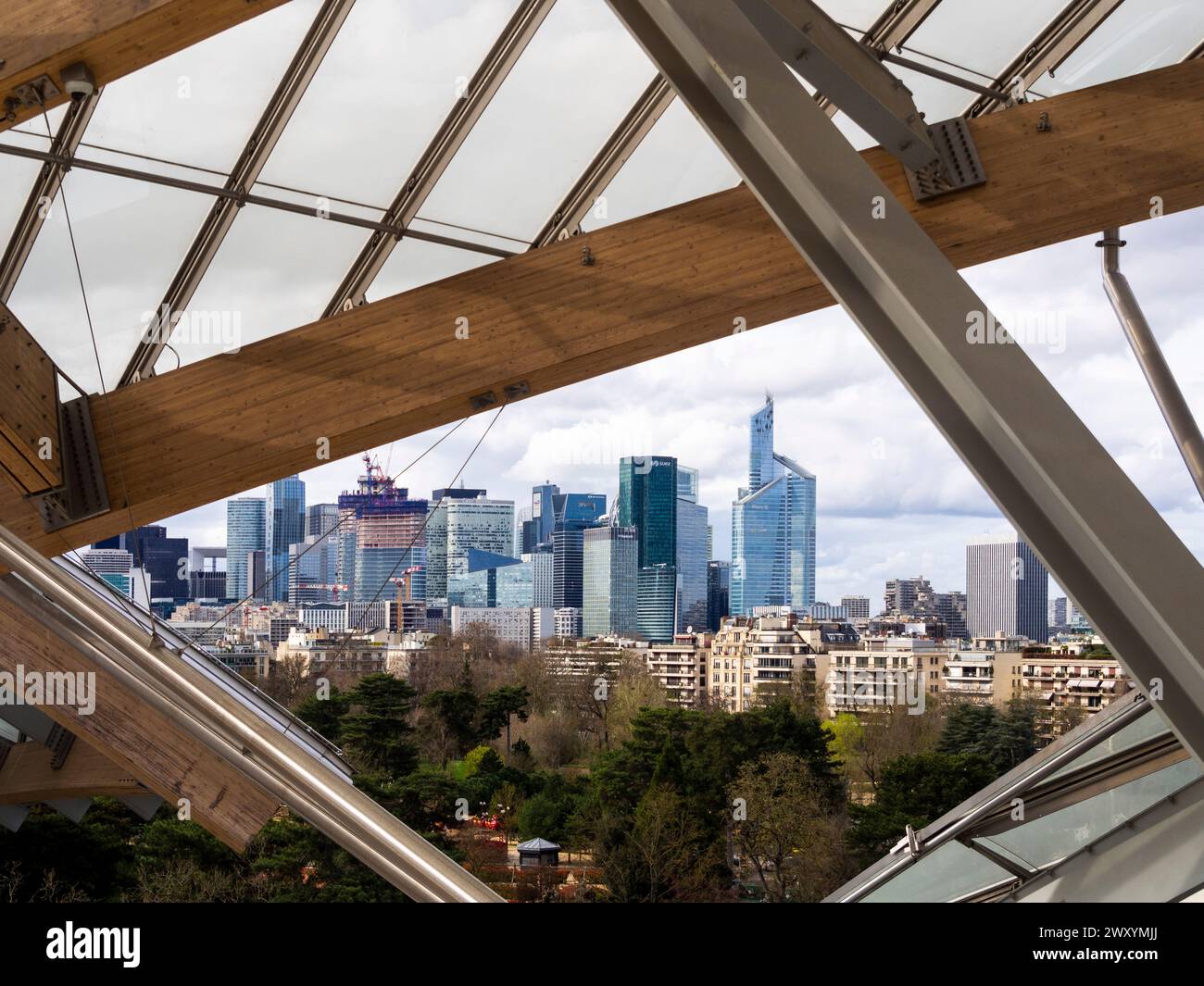 Paris. Vue sur le quartier financier de la Défense depuis la Fondation Louis Vuitton. Ile de France. France Banque D'Images