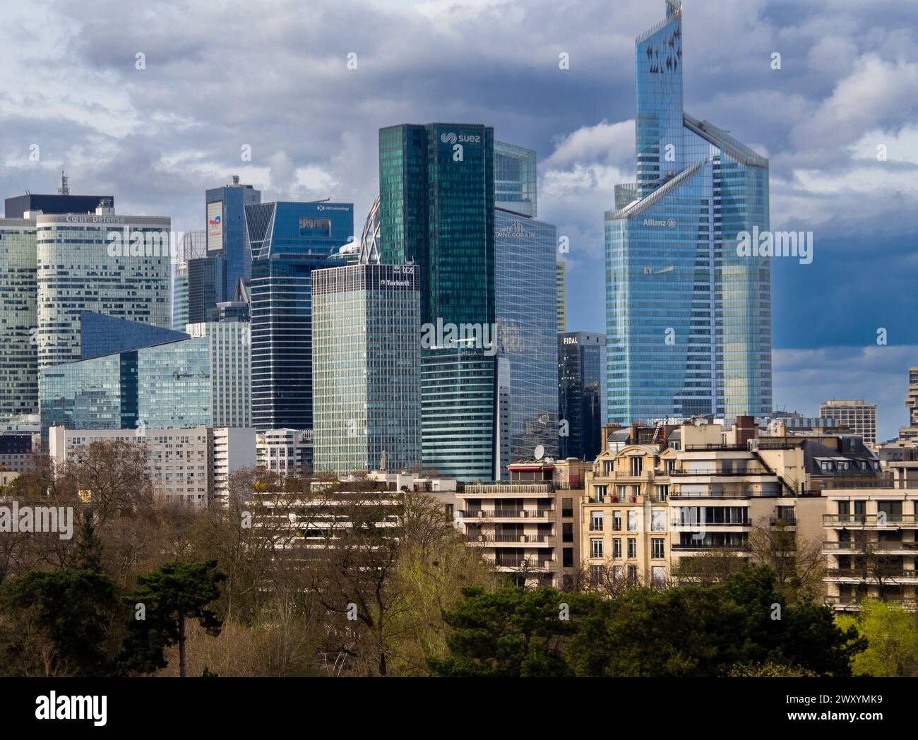 Paris. Vue sur le quartier des affaires de la Défense depuis la Fondation Louis Vuitton. Hauts-de-Seine. Ile de France . France Banque D'Images