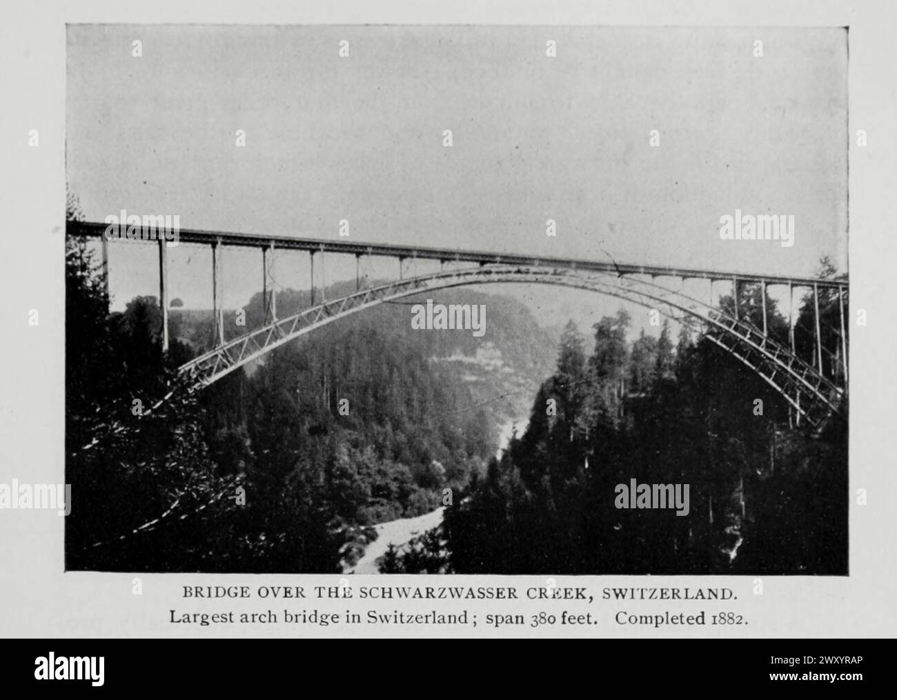 PONT SUR LE RUISSEAU SCHWARZWASSER, SUISSE. Le plus grand pont en arc de Suisse ; s'étend sur 380 pieds. Terminé en 1882. Tiré de l'article CONSTRUCTION DE PONTS EUROPÉENS ET AMÉRICAINS. Gustav Lindenthal. Tiré de l'Engineering Magazine consacré au progrès industriel volume XV 1898 The Engineering Magazine Co Banque D'Images