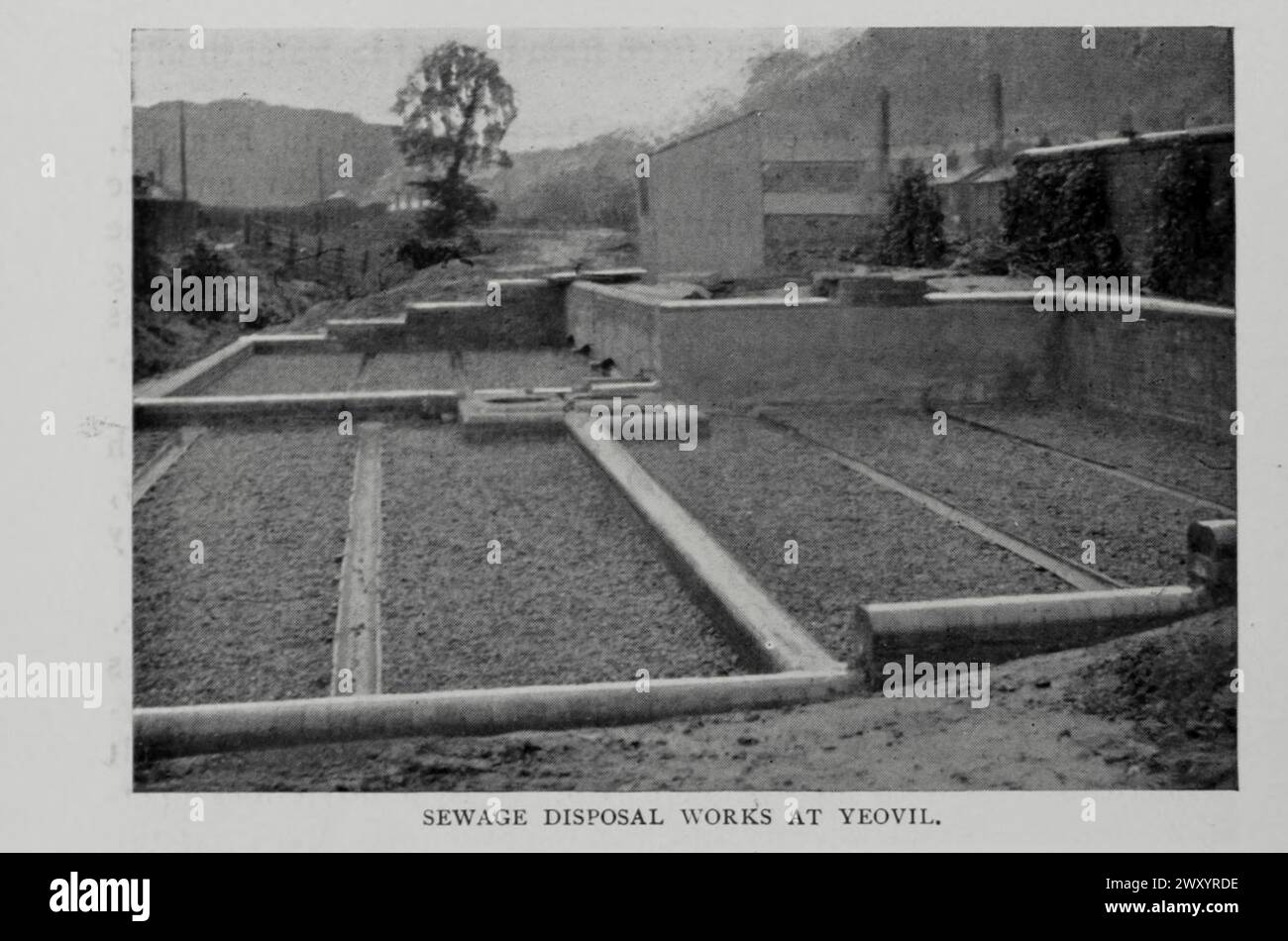 USINE DE TRAITEMENT DES EAUX USÉES À YEOVIL, ANGLETERRE. De l'article PROCÉDÉS BACTÉRIENS DE PURIFICATION DES EAUX USÉES. Par Rudolph Hering. Tiré de l'Engineering Magazine consacré au progrès industriel volume XV 1898 The Engineering Magazine Co Banque D'Images