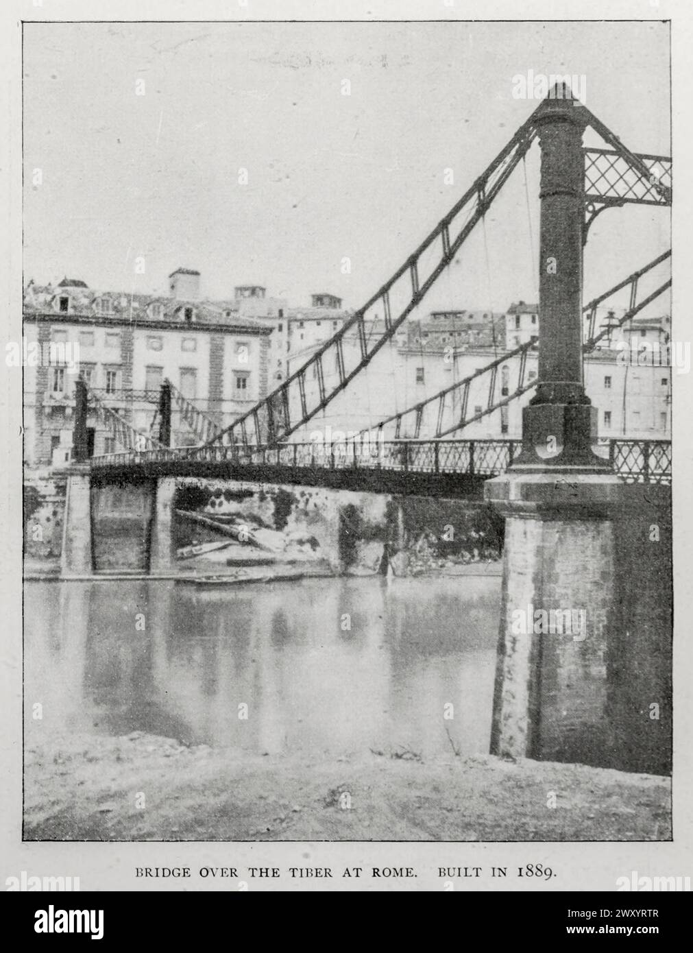 PONT SUR LE TIBRE À ROME. CONSTRUIT EN 1889. De l'article ANCIENNES ET NOUVELLES FORMES DU PONT SUSPENDU. Gustav Lindenthal. Tiré de l'Engineering Magazine consacré au progrès industriel volume XVI octobre 1898 - mars 1899 The Engineering Magazine Co Banque D'Images