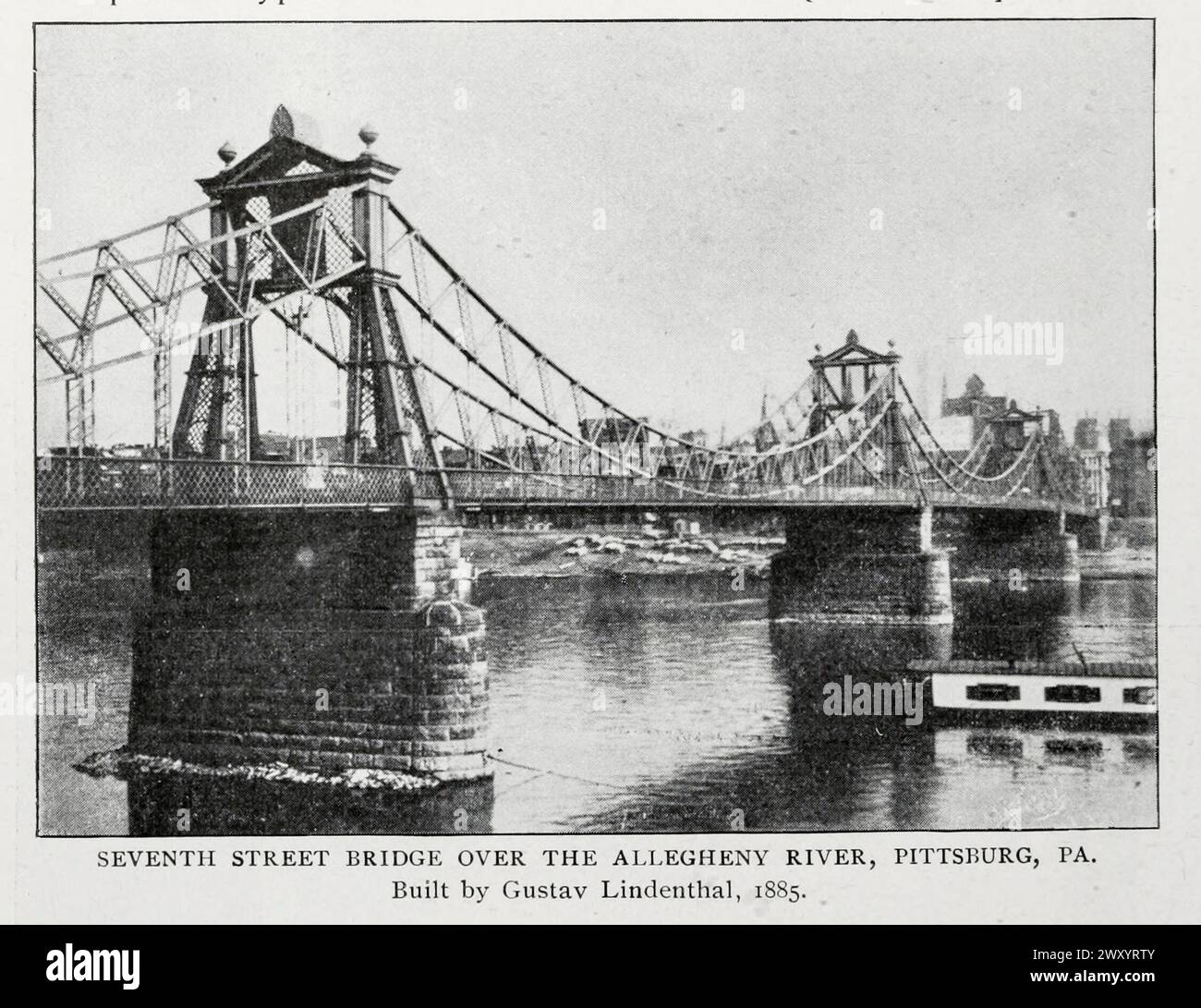 PONT DE LA SEPTIÈME RUE SUR LA RIVIÈRE ALLEGHENY, PITTSBURG, PA. Construit par Gustav Lindenthal, 1885. De l'article ANCIENNES ET NOUVELLES FORMES DU PONT SUSPENDU. Gustav Lindenthal. Tiré de l'Engineering Magazine consacré au progrès industriel volume XVI octobre 1898 - mars 1899 The Engineering Magazine Co Banque D'Images