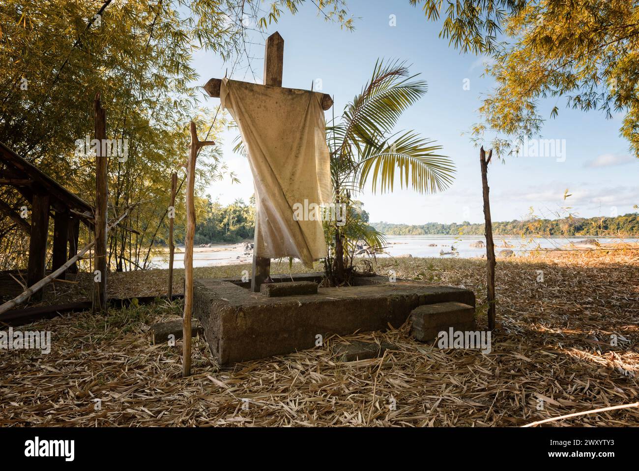 Assise, rivière Maroni (ou Marowijne), Guyane française : lieu de culte d'Aluku (ou Boni) et croix dans un village abandonné face au village d'assise, ne Banque D'Images