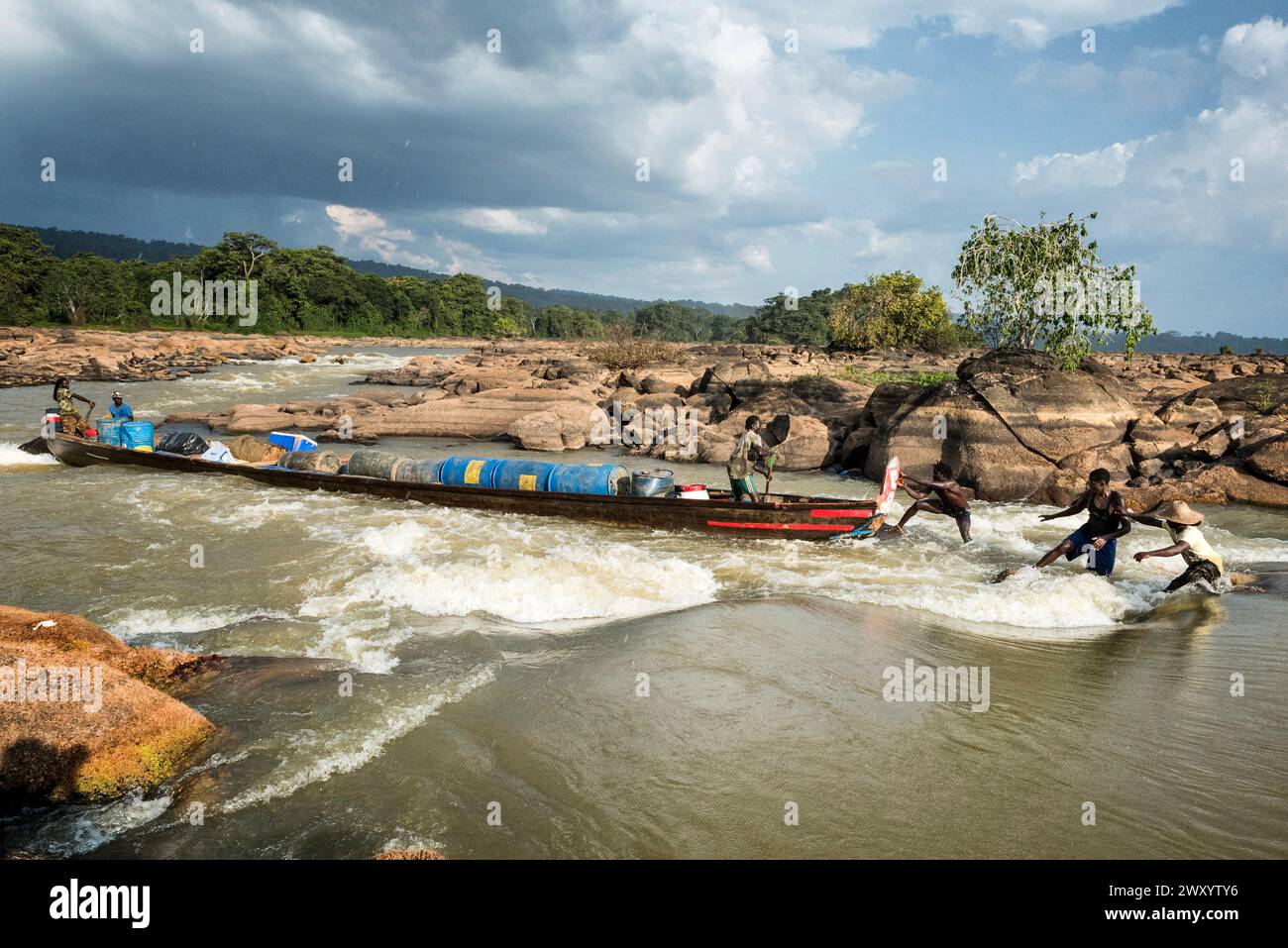 Abattis Cottica, Guyane française : transport en canoë lors d'une traversée de rapides sur la rivière Maroni. Navigation sur le Maroni, périlleux pendant la mer sèche Banque D'Images