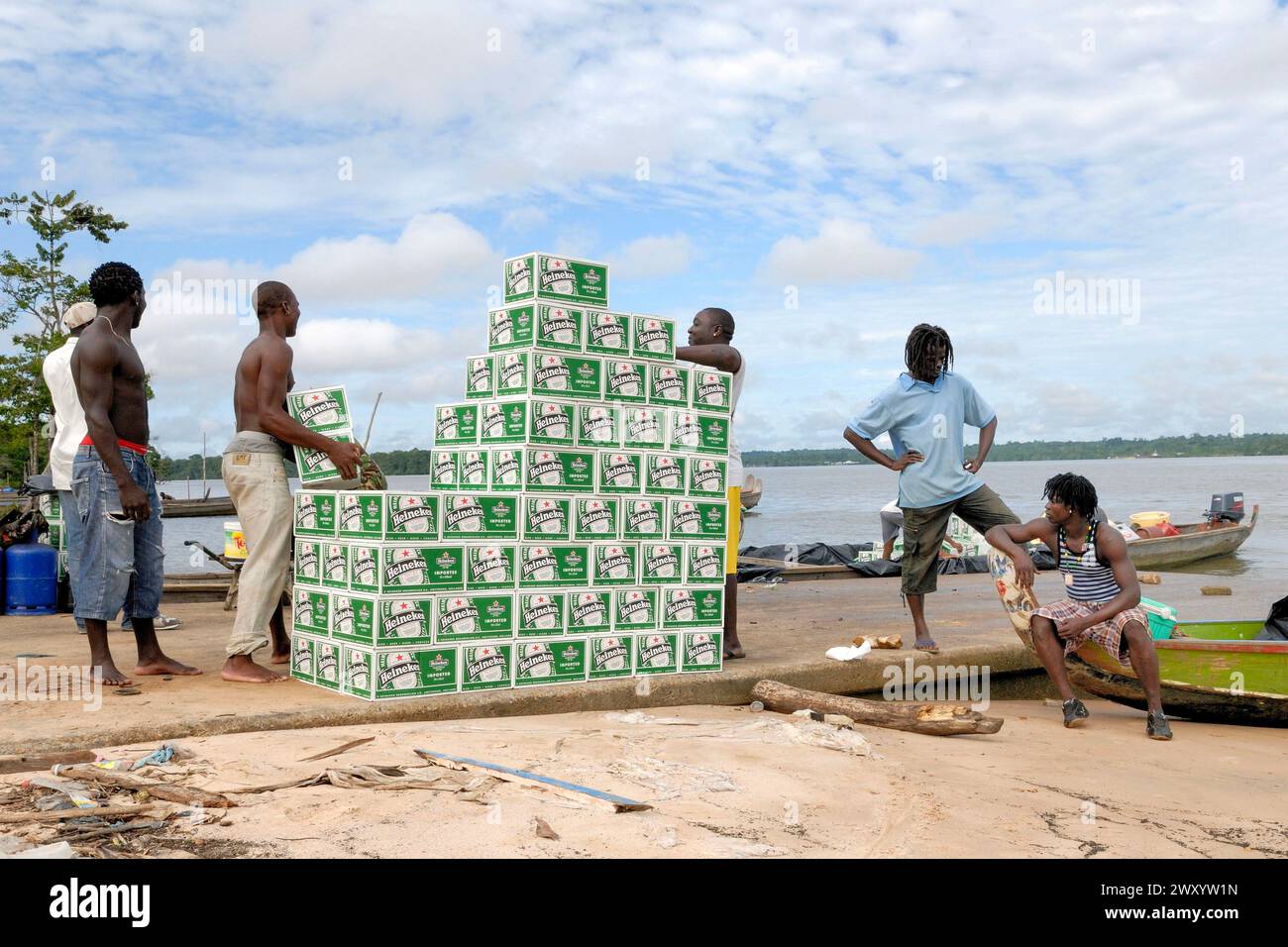 Saint-Laurent-du-Maroni, Guyane française : bateliers attendant le chargement de la bière Heineken. Les bateliers préparent la charge avant de se diriger en amont. Banque D'Images