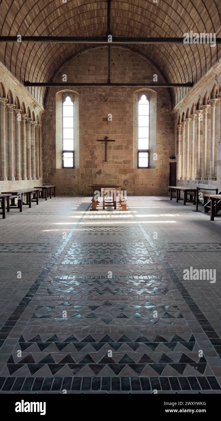 Du côté de l'église et du cloître du Mont Saint Michel en France, il y a une grande salle avec des tables, peut-être était-ce une ancienne salle à manger Banque D'Images