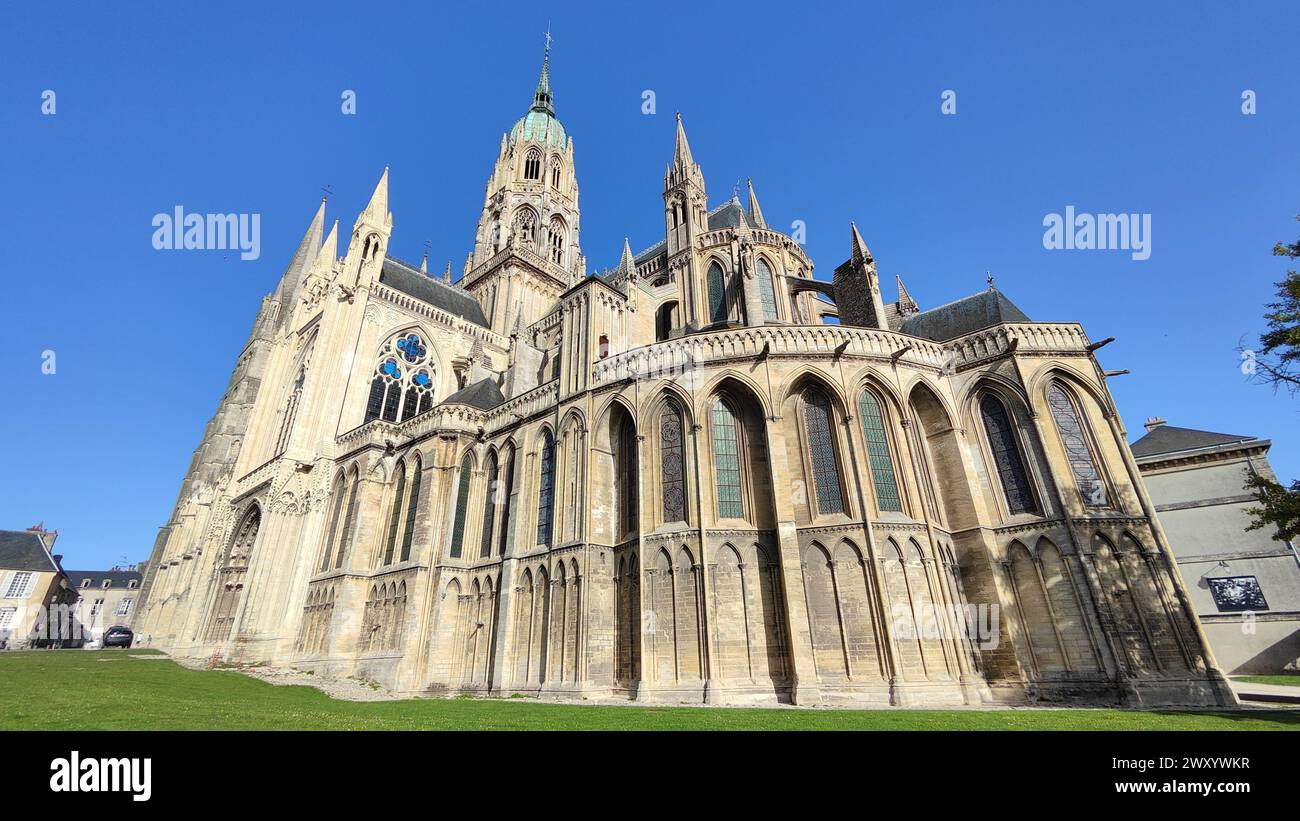 Cathédrale de Bayeux par une journée ensoleillée et claire avec un ciel bleu Banque D'Images