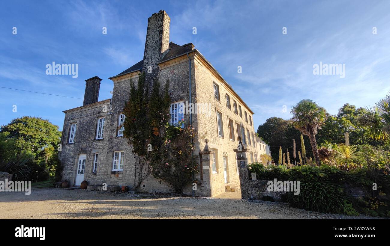 Belle maison de ville rustique en France. C'est une maison privée d'architecture en pierre assez ancienne. Sur la façade il y a des vignes et des fenêtres en bois blanc Banque D'Images