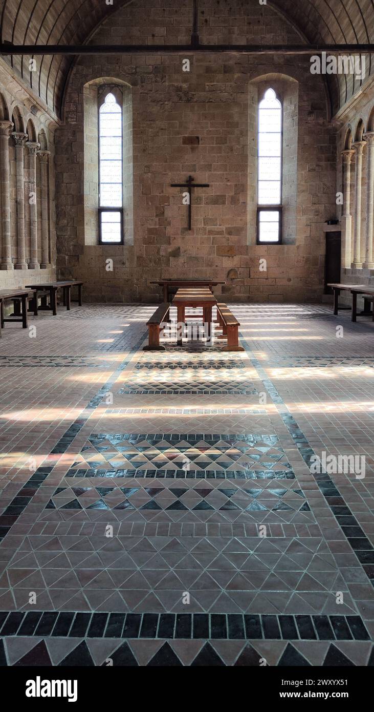 Du côté de l'église et du cloître du Mont Saint Michel en France, il y a une grande salle avec des tables, peut-être était-ce une ancienne salle à manger Banque D'Images