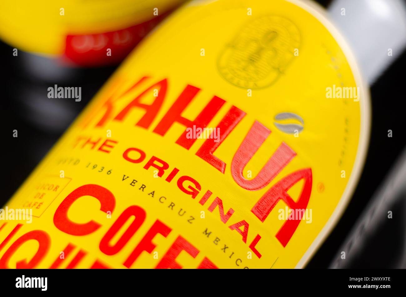 LONDRES, Royaume-Uni - 27 MARS 2024 Kahlua original Coffee liqueur est l'ingrédient principal de nombreux cocktails et boissons emblématiques tels que White Russian, Espresso M. Banque D'Images