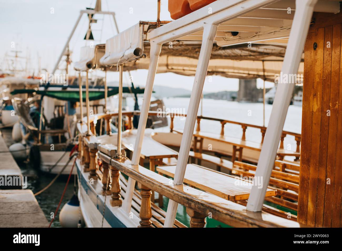 Bateaux de pêche sur un quai dans la vieille ville de Trogir, Croatie. Journée d'été ensoleillée. Mise au point sélective. Banque D'Images