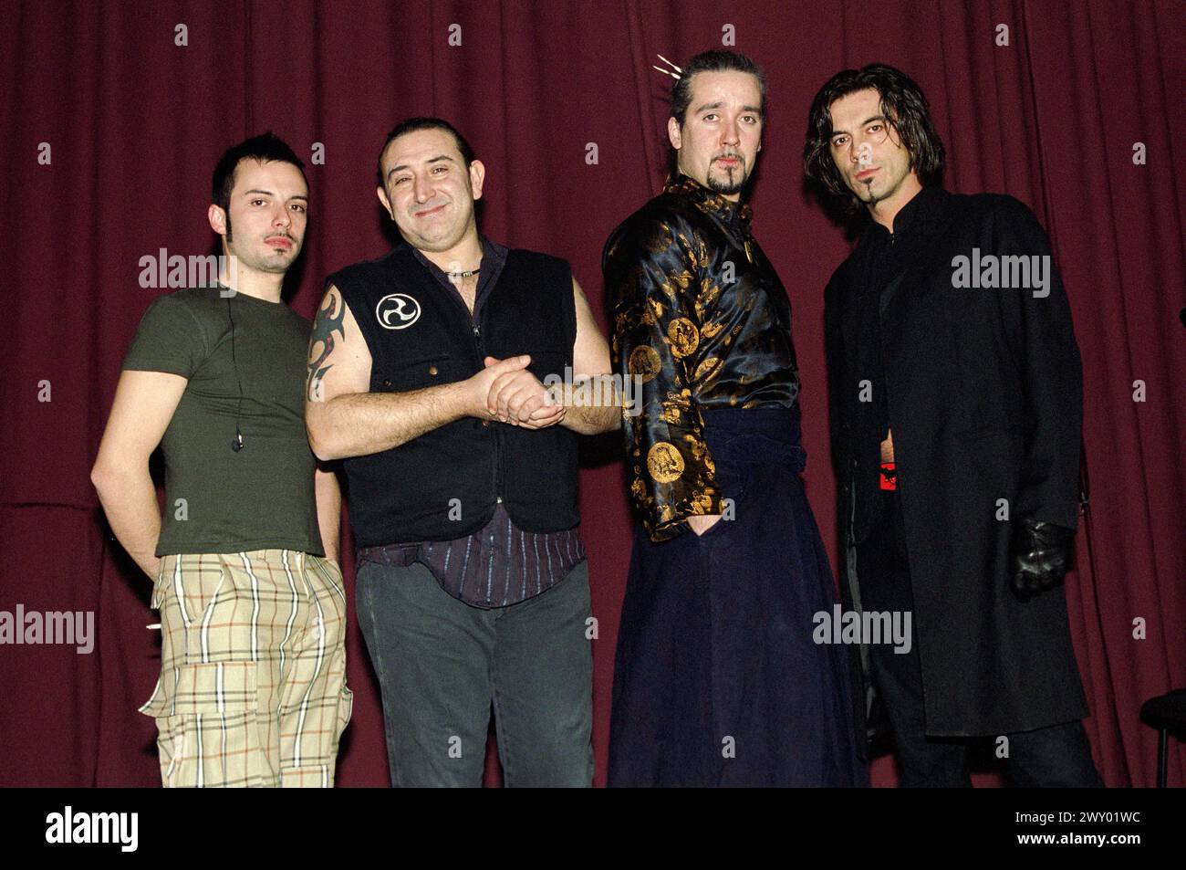 Saint-Vincent Italie 31/2002 : le guitariste Ghigo Renzulli, le chanteur Gianluigi Cavallo, le bassiste Gianluca Venier (Janlu) et le batteur Gianmarco Colzi du groupe rock Litfiba, lors de la séance photo avant le concert live au Palais Banque D'Images